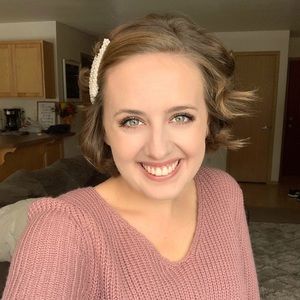 MAKE ME OFFERS 🌻 Meet your Posher, Kait!